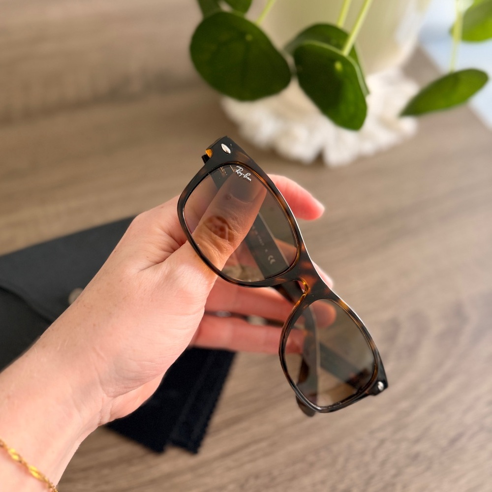 Ray-Ban Wayfarer Classics | Tortoise Sunglasses - Unisex